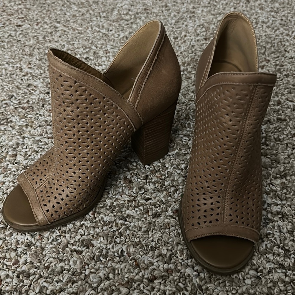 SIZE 6 “Lucky Brand” Sandal